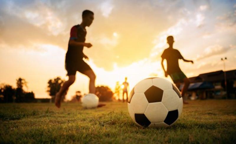 silhouete action sport outdoors group kids having fun playing soccer football Hướng dẫn cá cược đơn giản tại sảnh thể thao Sv88